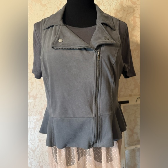 Super Cute Cloud Chaser Peplum Top With Asymmetric Pink Lace Skirt! - Picture 8 of 12